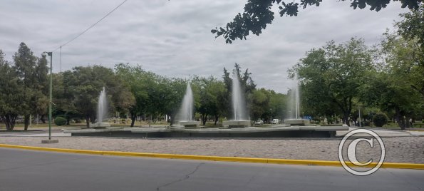 Ovalo fountain at Av. Luciano Peltier y Espana (2)