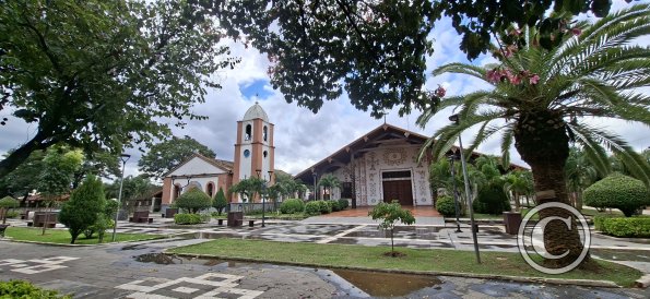 Iglesia Principal at Parque Principal
