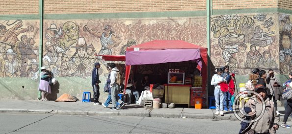 Mural on Av Universitaria at Av Sevilla