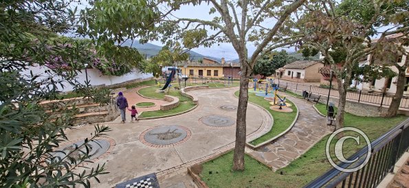 Parque infantil on Calle Bolivar (2)