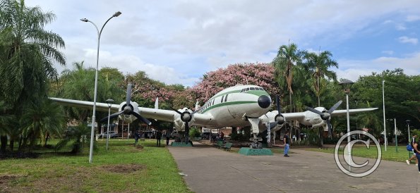 Avion Pirata at Plaza Boris Banzer Prada