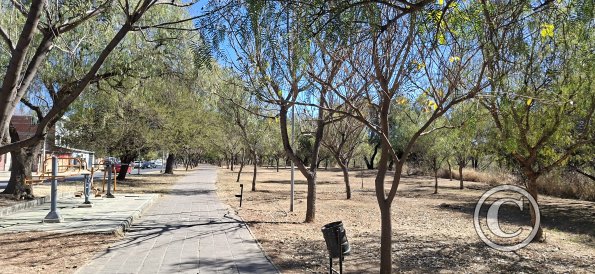 Along the riverside and Av La Banda