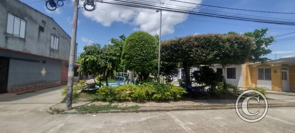 No name park and no name street near Calle 2a E