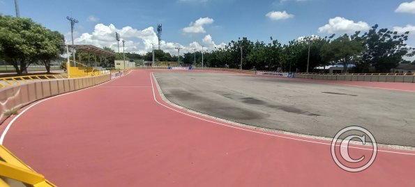 Parque Villa Olimpica Skating Oval at Carrera 9 and Calle 1