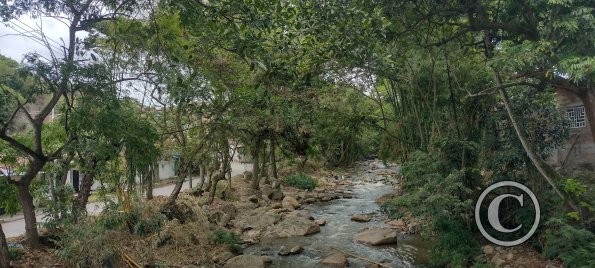 Creek Garzon from pedestrian bridge at Calle 9