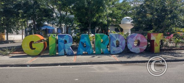 City name letters across from the bus terminal on Calle 25