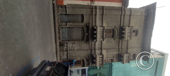 Old house across from Parque Cevallos on Av Cevallos