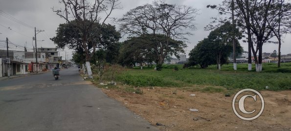 Awful green space alongside Rio Babahayo