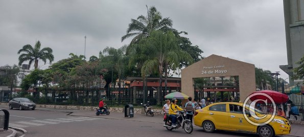 Parque Central at 10 de Agosto and Sucre