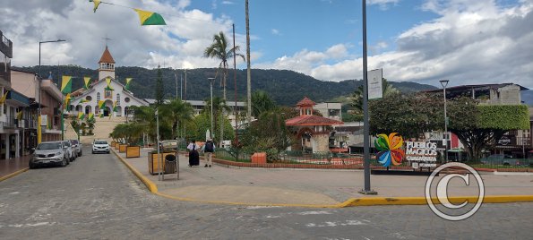 Parque Central from Gonzalo Pesantez (2)
