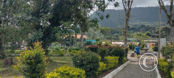 Parque de Mindo at Av Quito and 9 de Octubre