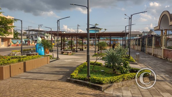 Plaza Vicentino at Cristobal Colon near Av Francisco de Orellana