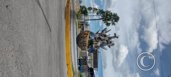 Monument at Av Unidad Nacional and Av Naciones Unidas