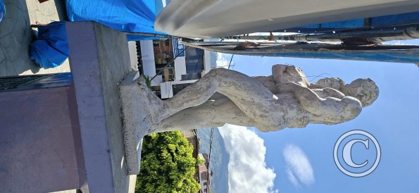 Statue of naked couple in Parque Centenario