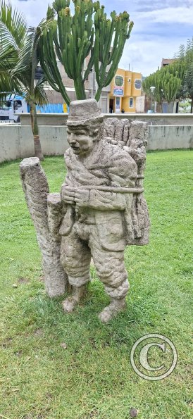 monument in the riverside park (3)