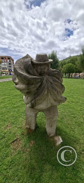 monument in the riverside park (8)