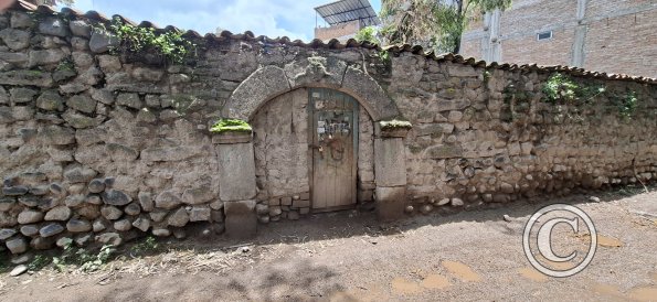 17th century wall on Jiron Raymondi near Jiron Versalles
