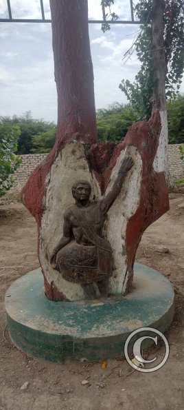 Tree carving on Av. Ezequiel Gonzales Caceda near Carretera Panamericana