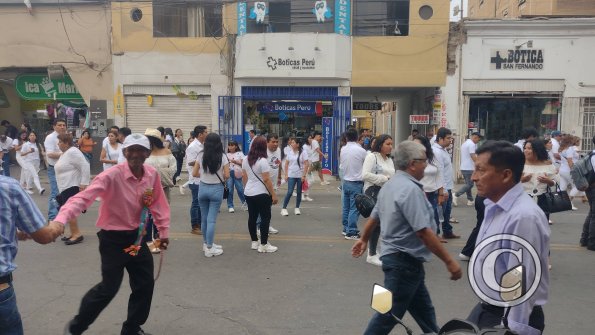 A parade along Av. Municipalidad (2)