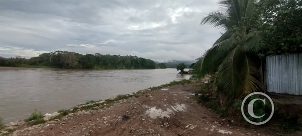 Alongside the river Huallaga at the end of Jiron Leticia (2)