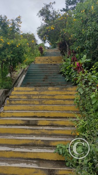 Stairs from Av. Circunvalacion going up hill to unnamed streets