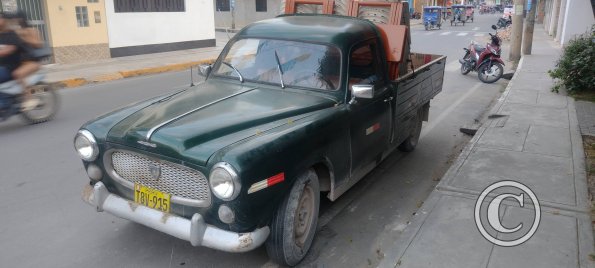 Old Puegeot pickup (2)