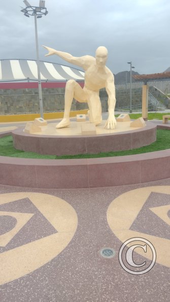 In front of the Complejo multideportivo de Amaprovi