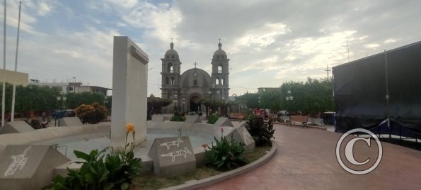 Iglesia San Cristóbal from center of the Plaza de Armas