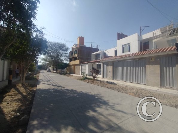 Calle Las Esmeraldas y Av. Luis Montero