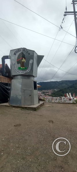coffee monument at Mirador La Cumbre